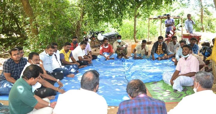 மயிலத்தமடுவில் நாளுக்கு நாள் பறிபோகும் காணிகள்: கண்ணீருடன் வெளியேறும் பண்ணையாளர்கள்