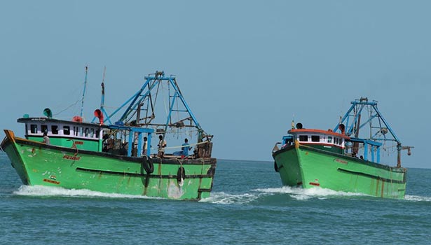 துப்பாக்கிகளுடன் 06 இலங்கை மீனவர்கள் கைது