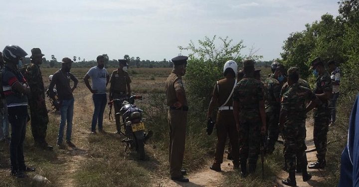 அதிரடிப் படையினரின் துப்பாக்கிச் சூட்டில் சிக்கி படுகாயமடைந்த இருவர்.