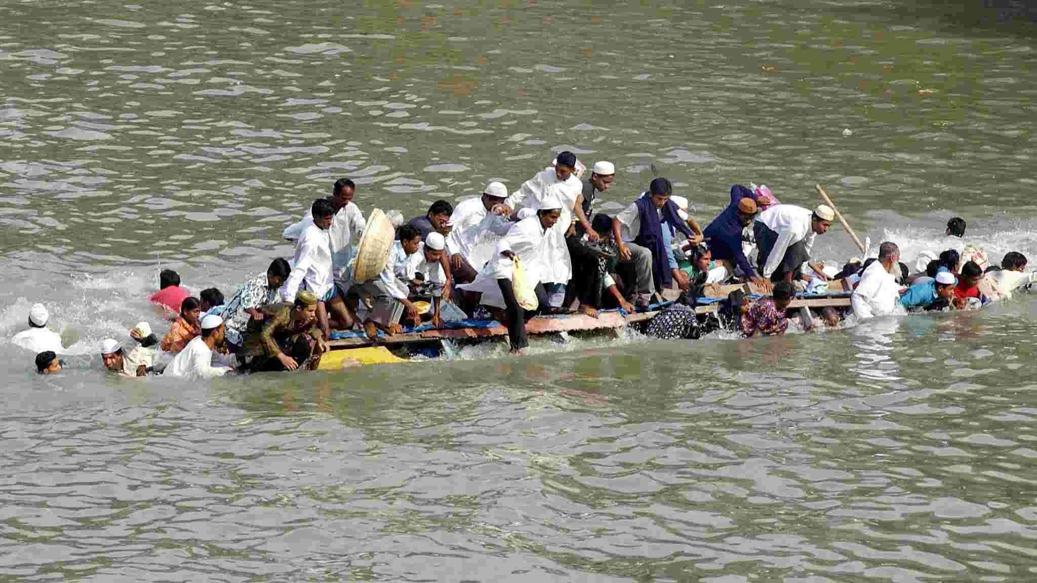 சரக்கு கப்பல் மோதி, பயணிகள் கப்பல் ஆற்றில் கவிழ்ந்தது – 27 பேர் பலி.