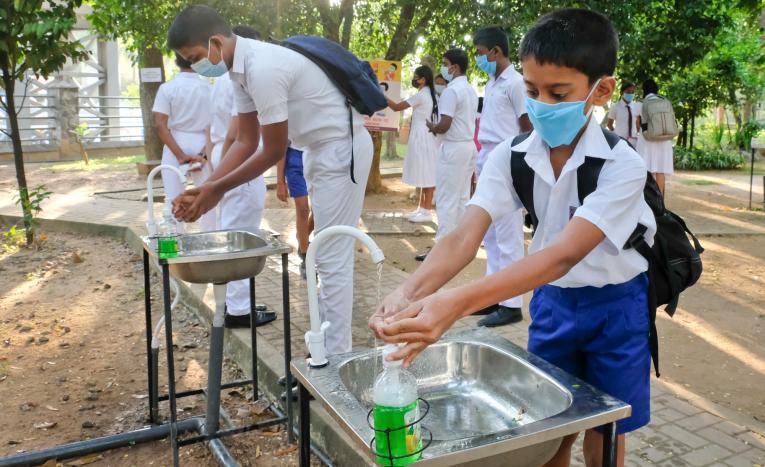 பள்ளிகளில் முதன்மை பிரிவுகளின் கல்வி நடவடிக்கைகளை மீண்டும் தொடங்குகின்றன